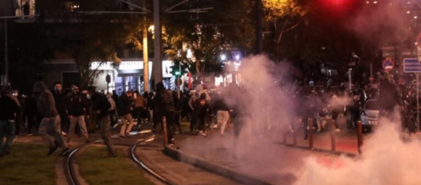 Νέα Σμύρνη: Έκταση παίρνουν τα επεισόδια - «Βροχή» οι βόμβες μολότοφ